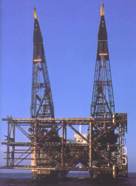 Steel jacket prepared for horizontal lifting by two cranes